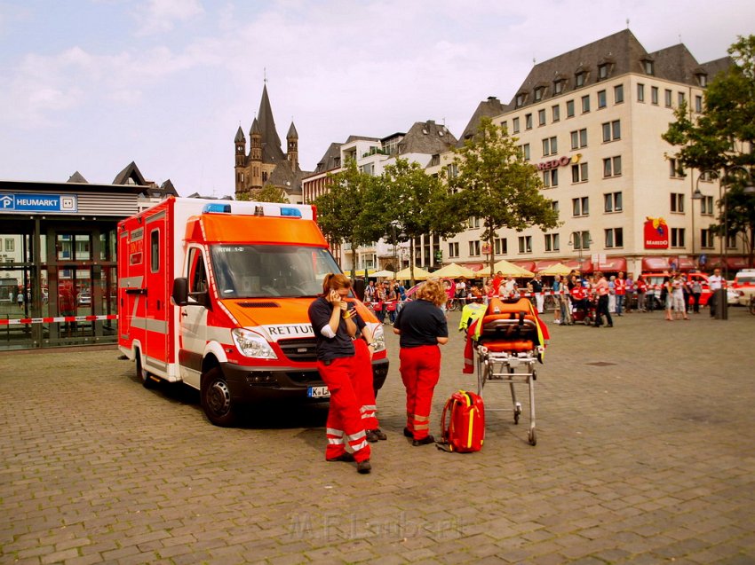2 Denkmalkletterer hielten Feuerwehr und Polizei in Trapp Koeln Heumarkt P024.JPG